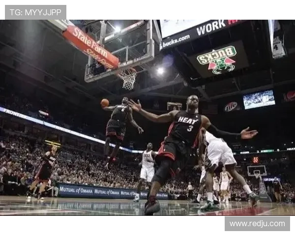 里夫斯精准长传助攻詹姆斯空接上篮轻松得分展现王者风范